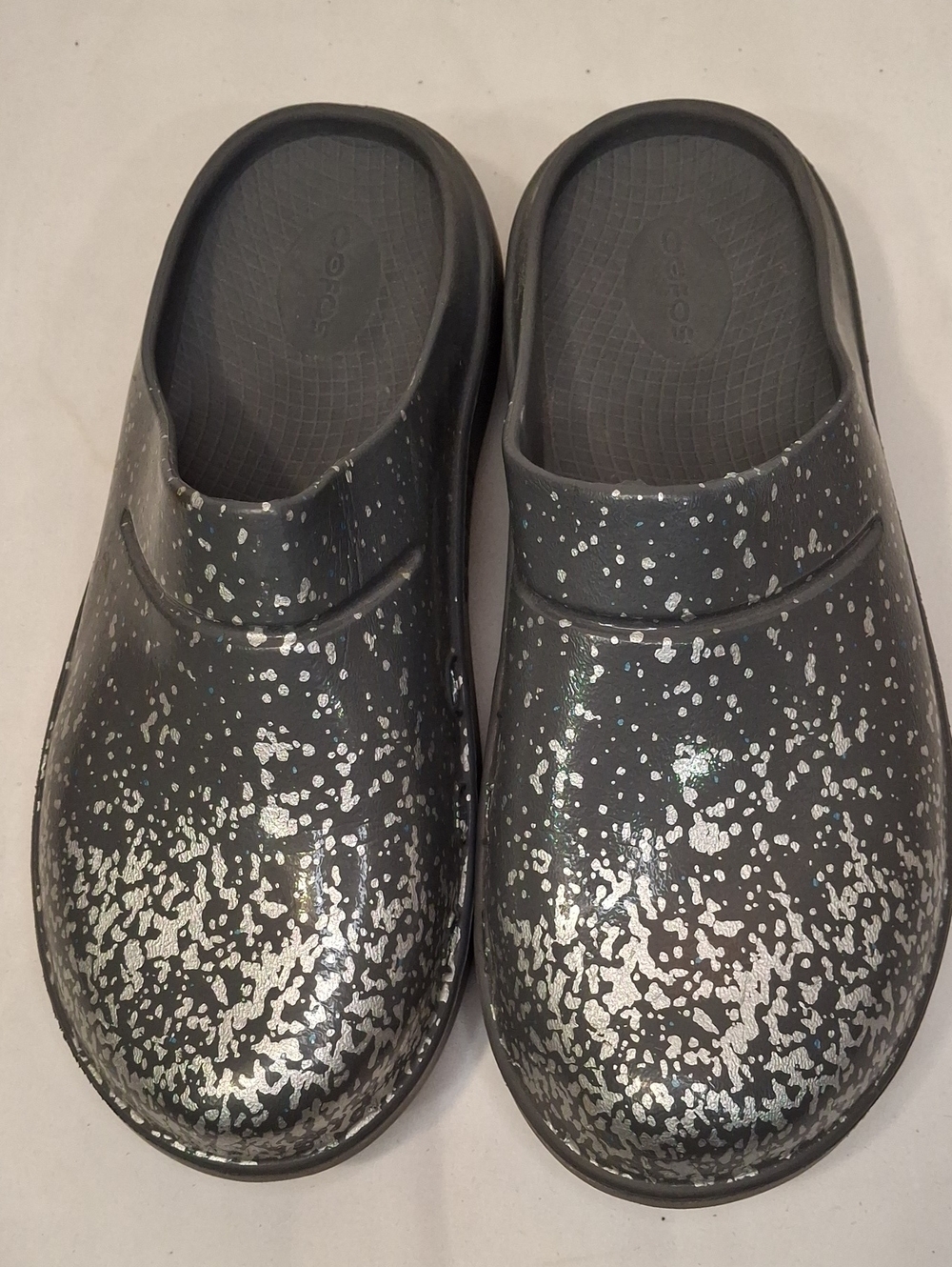 OOFOS Men's Black Slip-On Clogs with Silver Speckle. Great Almost New Casual
